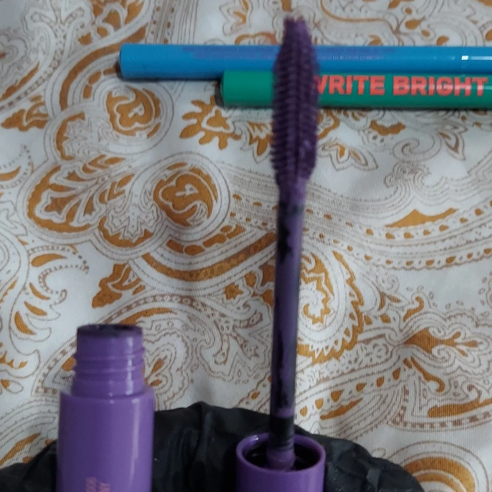 Lot of makeup - Picture 10 of 14